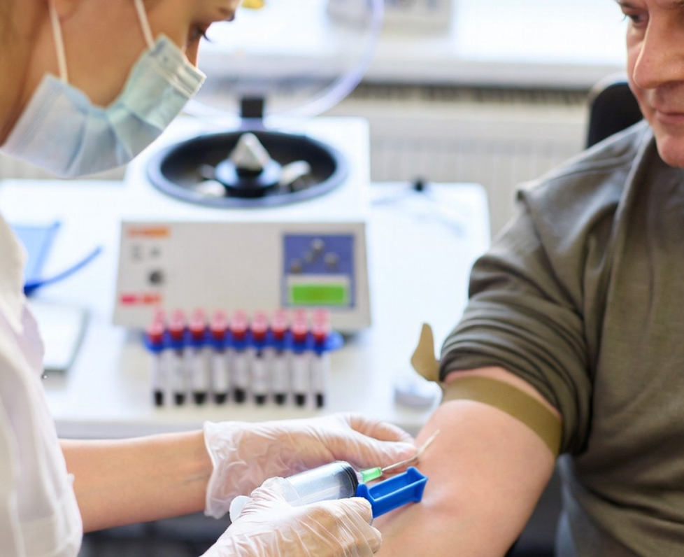 Extracción de sangre en clínica médica