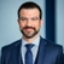 Retrato de hombre con traje y corbata