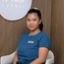 Mujer sentada en estudio con fondo marrón