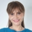 Retrato de mujer joven sonriente en fondo claro