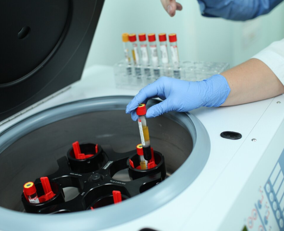 Tubo de sangre en centrífuga de laboratorio