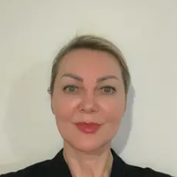 Retrato de mujer adulta con fondo claro