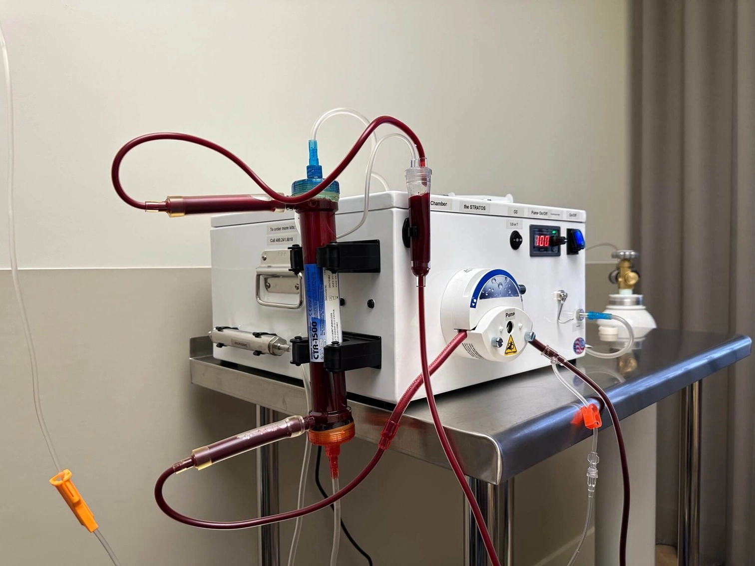 Máquina de laboratorio con tubos de sangre.