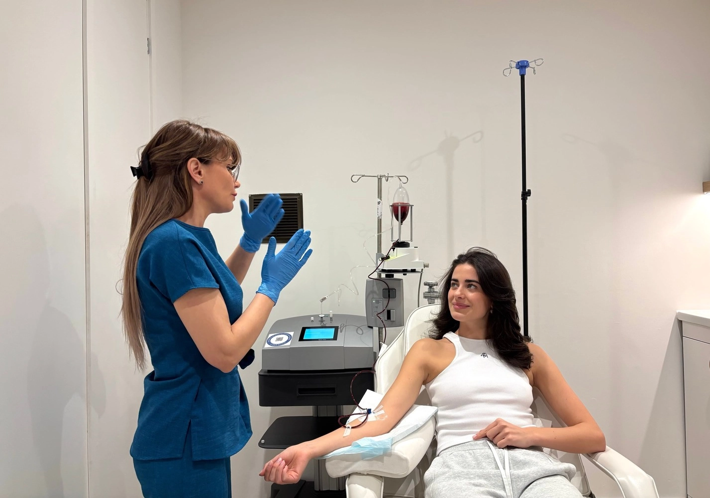 Mujer recibiendo tratamiento médico en clínica
