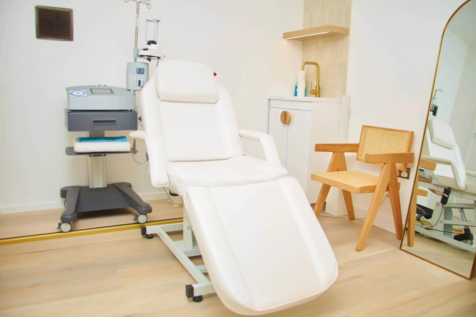 Sillón médico reclinable en consulta moderna y luminosa