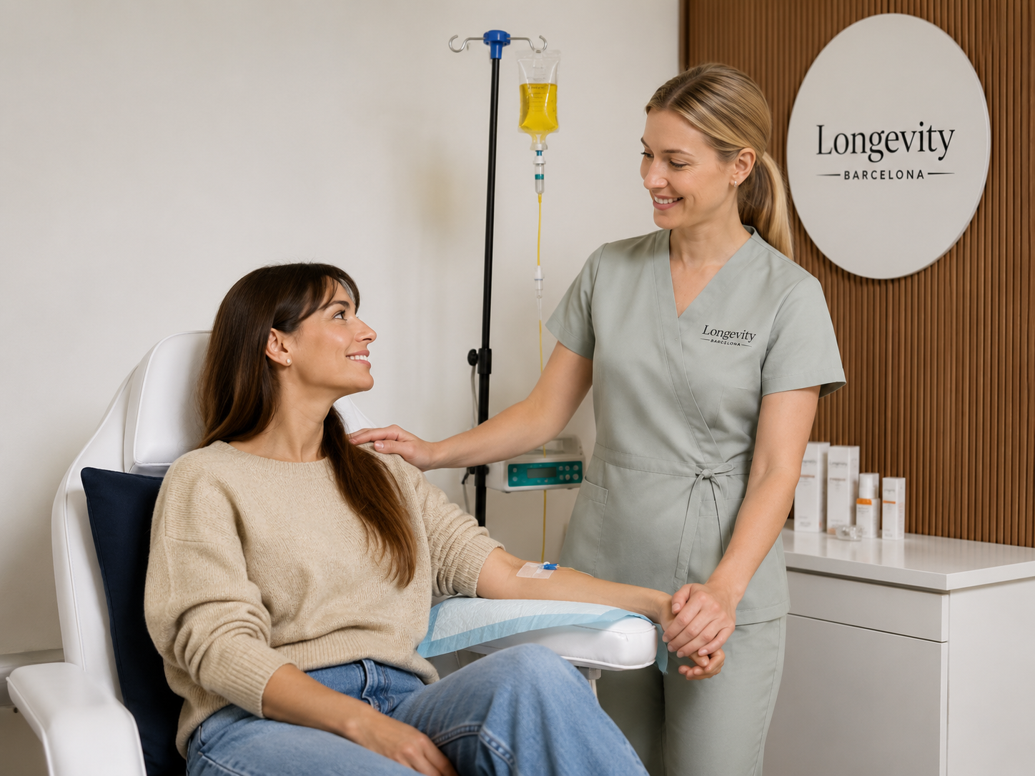 C6C475E3-5FB7-496E-807C-8220C073CBA4 Paciente recibiendo suero intravenoso en clínica estética