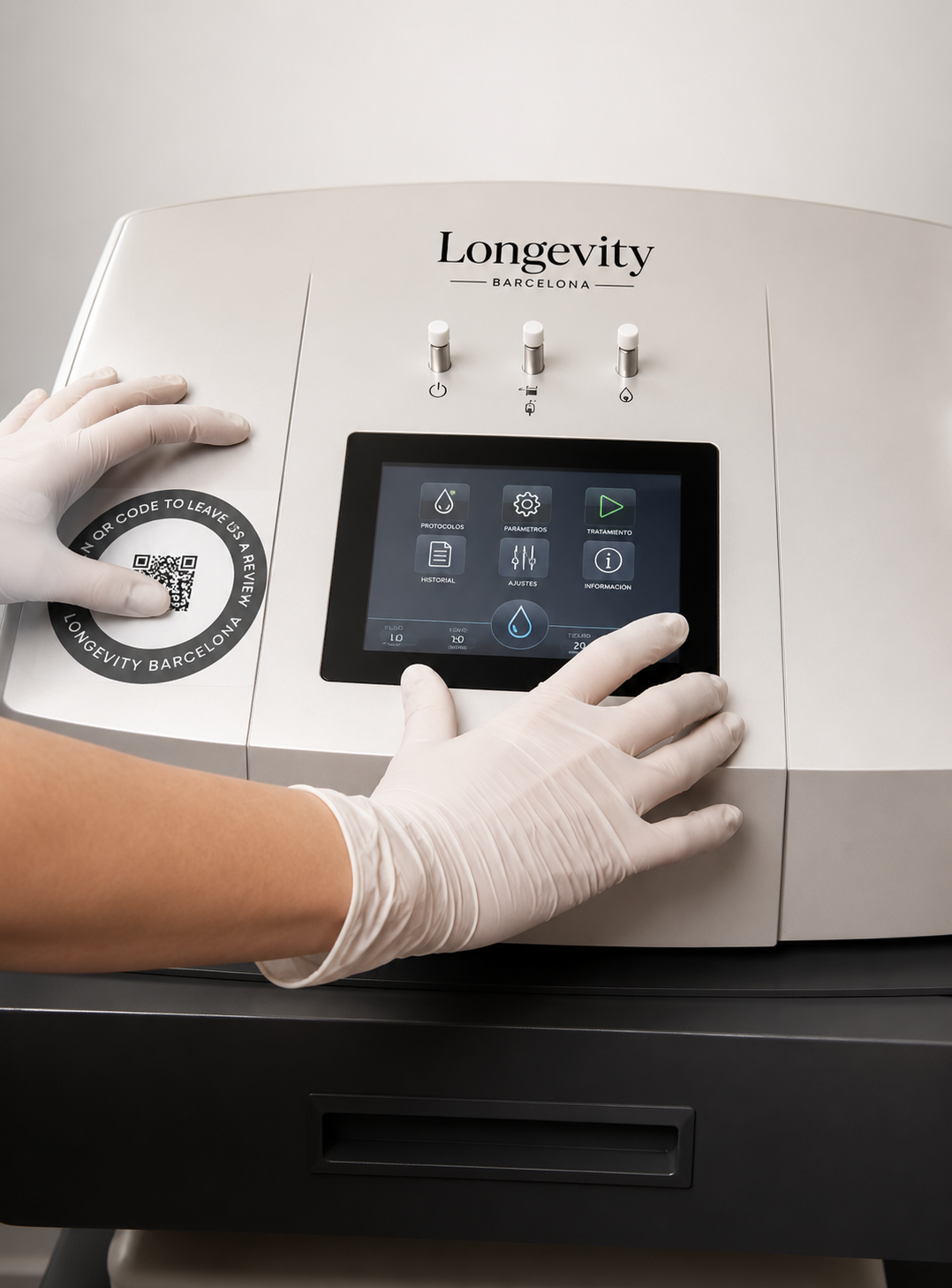 Profesional usando dispositivo estético Longevity Barcelona