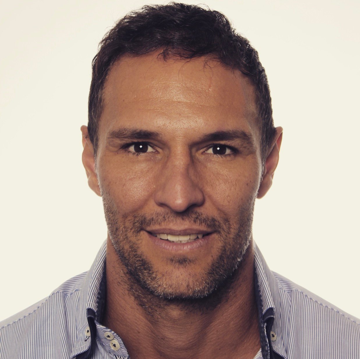 Screenshot Retrato de hombre con barba corta